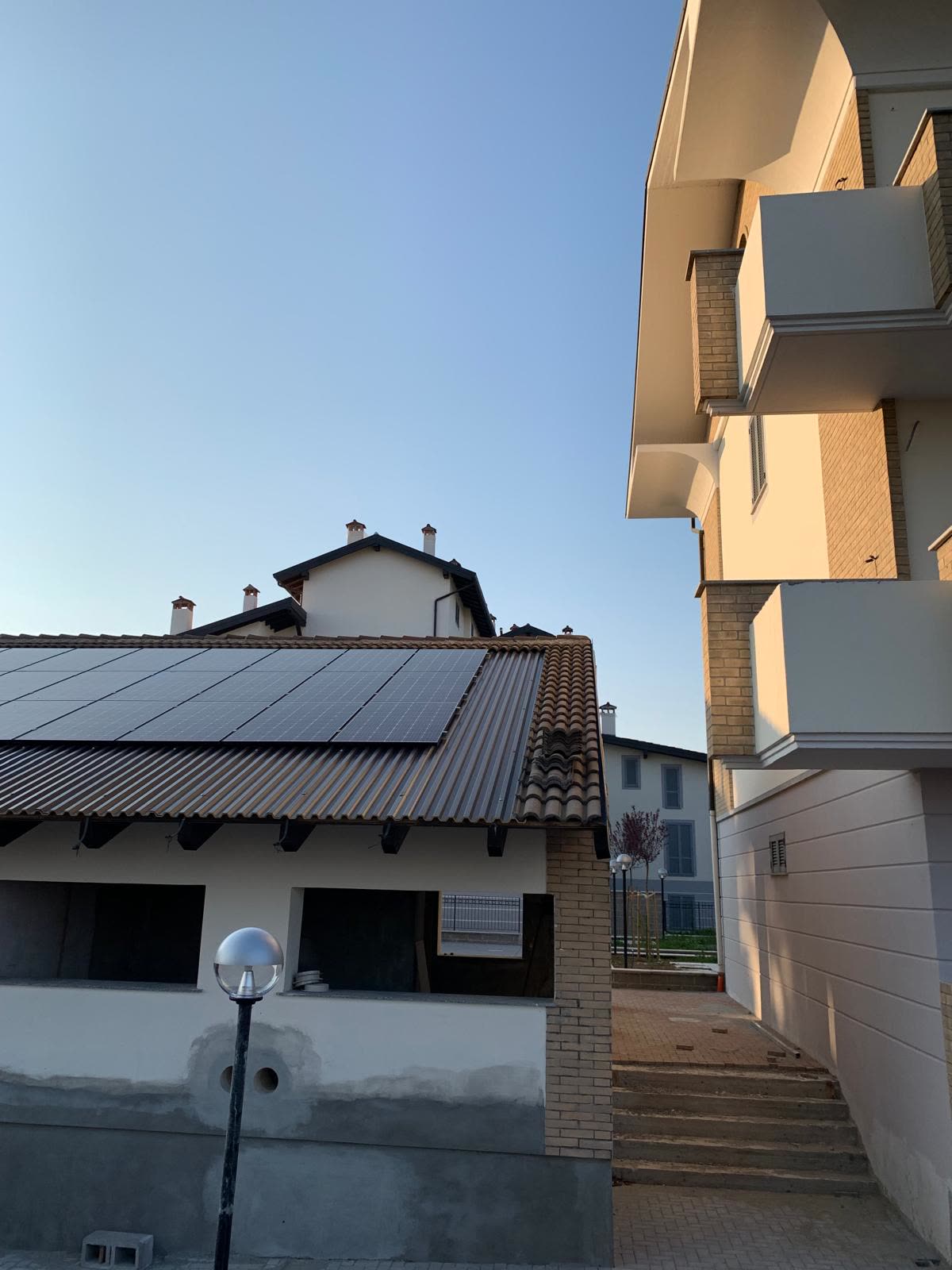 Pannelli fotovoltaici installati sulla copertura dei box di una palazzina