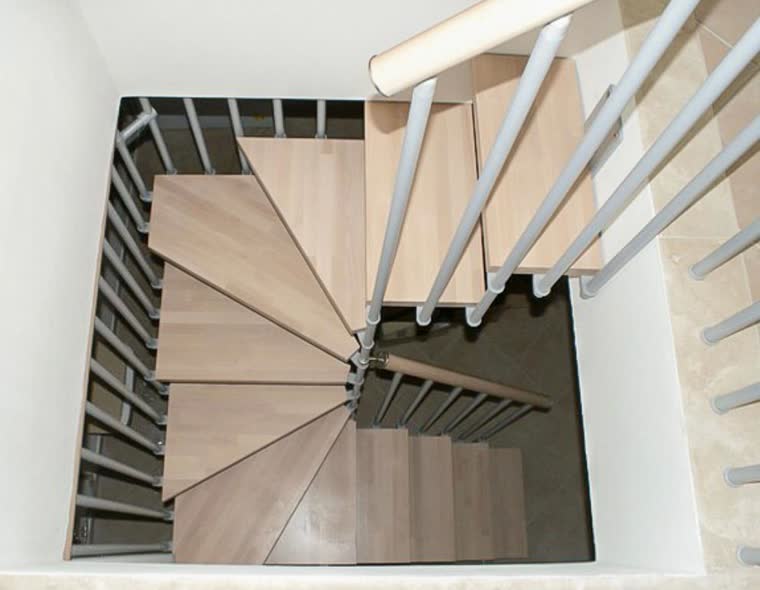 Scala interna salvaspazio in legno vista dall'alto