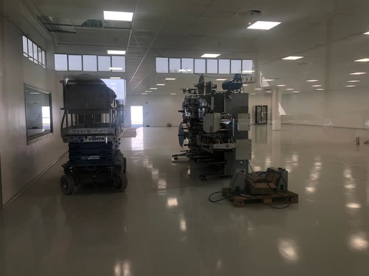 Interno di un capannone industriale con pavimentazione in resina continua