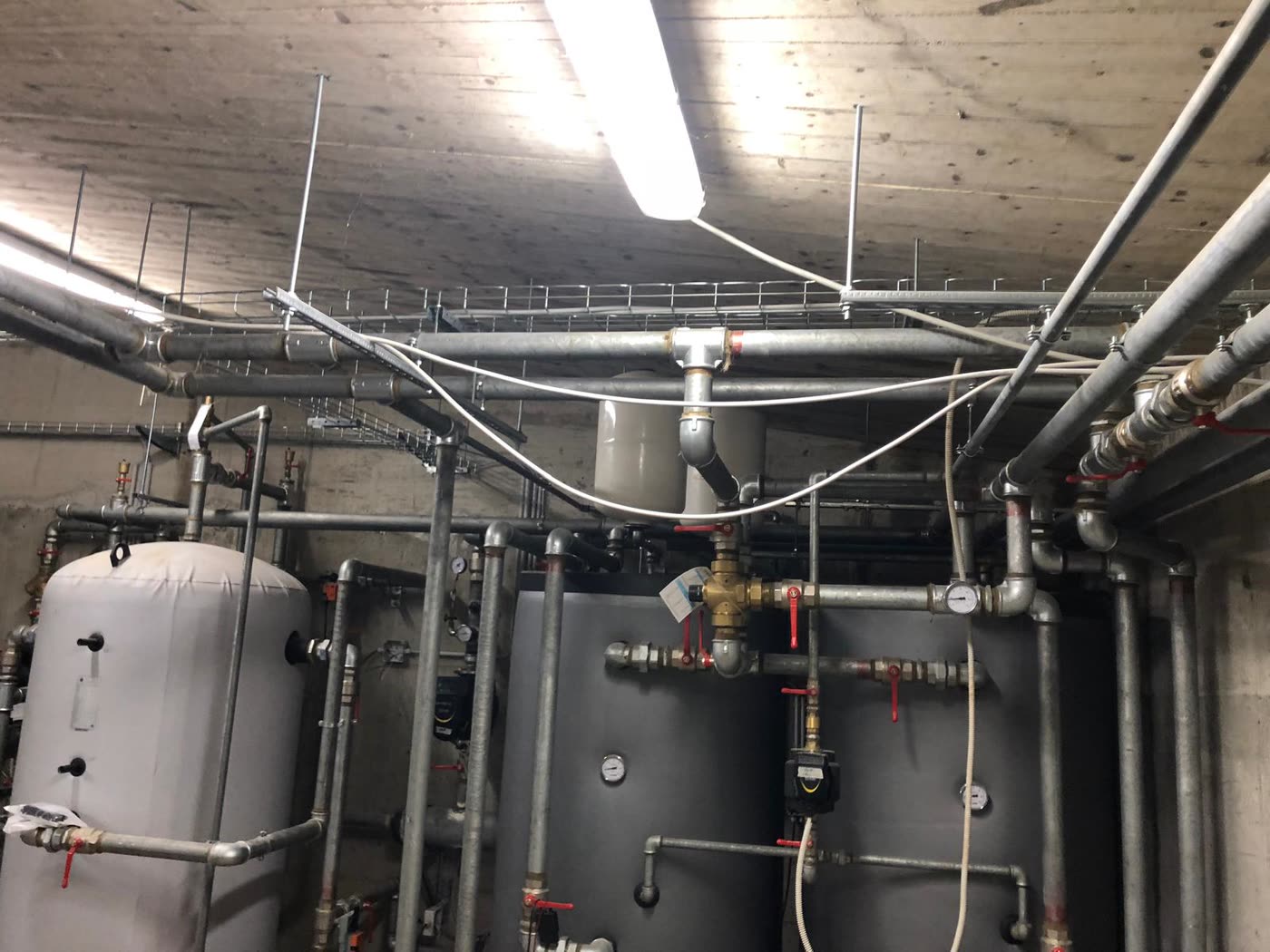 Centrale termica con accumuli, collettori e pompe di circolazione