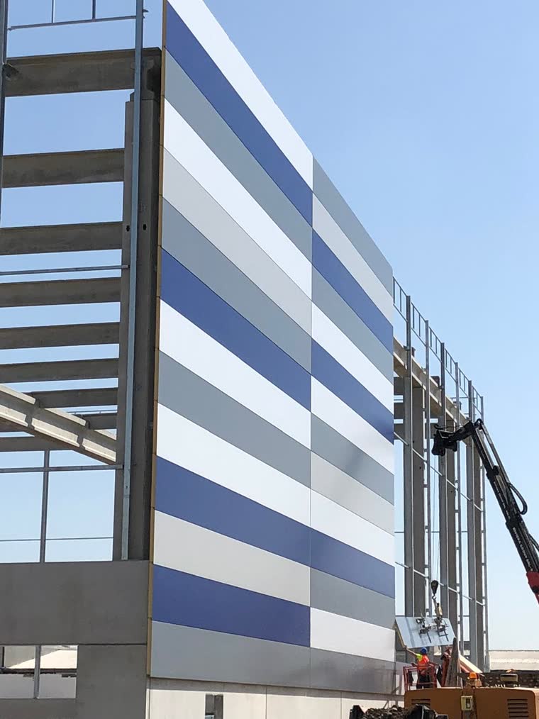 Facciata a pannelli di un nuovo edificio industriale in costruzione