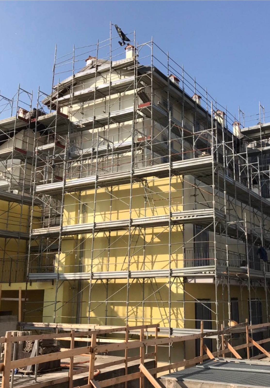 Ponteggio montato su un edificio abitato durante l'intervento sulle facciate